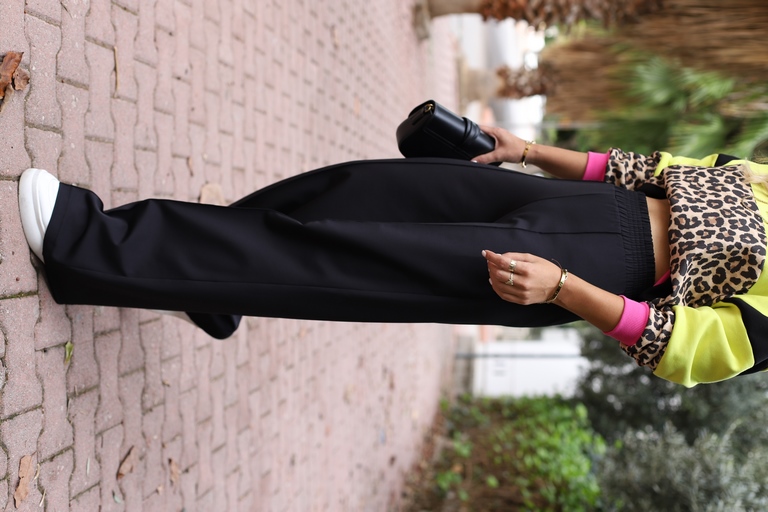 Önü Çizgili Siyah Bol Paça Eşofman