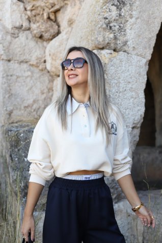 Bej Gömlek Yaka Arma Detaylı Sweatshirt