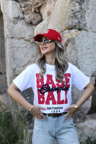 Beyaz Baskı ve Nakış Detaylı Tshirt