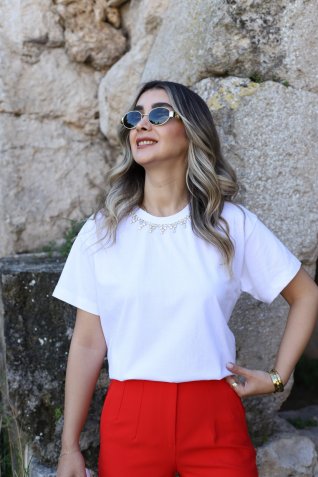 Beyaz Yakası Üçgen Taşlı Tshirt