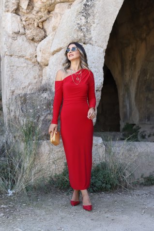 Kırmızı Drapeli Kayık Yaka Omuz Gold Detaylı Elbise