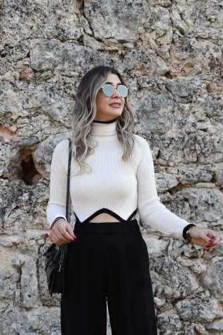 Krem Siyah Detay Boğazlı Kazak