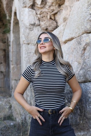 Siyah Beyaz Çizgili Yarım Balıkçı Yaka Crop Top