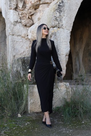 Siyah Broş Detaylı Büzgülü Yırtmaçlı Elbise