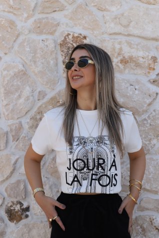 Siyah-Ekru Baskı ve Nakış Detaylı Tshirt