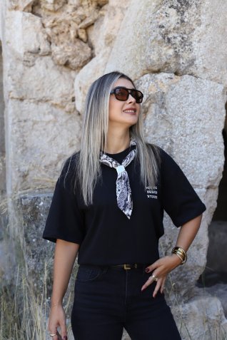 Siyah Fular Detaylı Tshirt