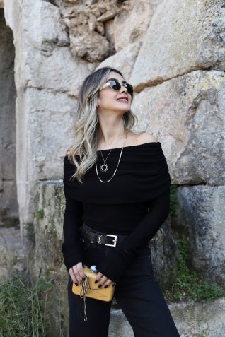 Siyah Gipeli Standart Beden Madonna Yaka Kazak