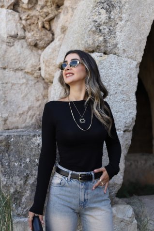 Siyah Kayık Yaka Uzun Kollu Top
