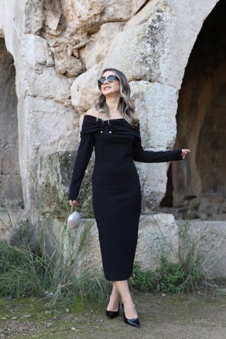 Siyah Madonna Yaka İncili Midi Elbise