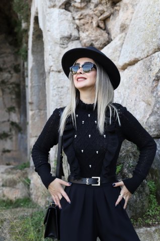 Siyah Standart Beden Önü Fırfırlı Taşlı Bluz