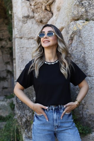 Siyah Yakası Sık Taşlı Tshirt