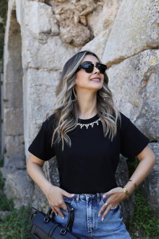 Siyah Yakası Üçgen Taşlı Tshirt