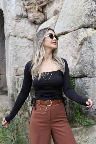 Siyah Yandan Büzgülü Kare Yaka Bluz
