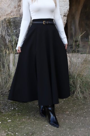 Siyah Yırtmaçlı Kloş Etek