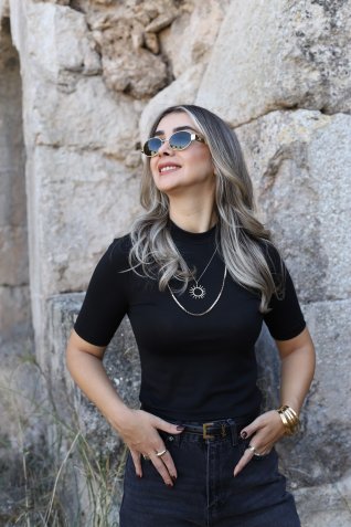 Siyah Yüksek Yakalı Tshirt